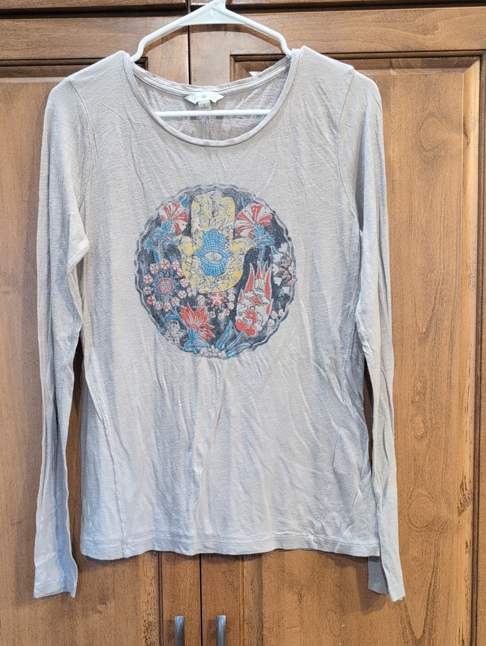 Women's Long-Sleeve Graphic Tee in Light Gray with Floral Medallion